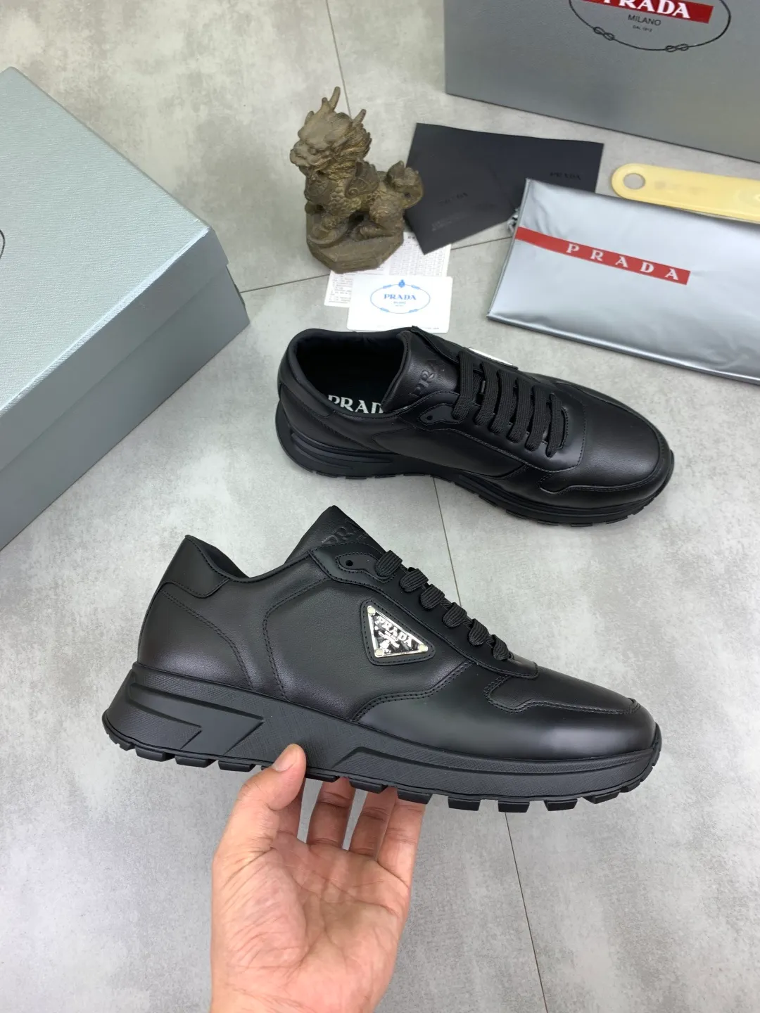 Men's shoes 💰P540 new (higher version) new PRADA (Prada) classic models are on the market at the same time, new men's shoes, 😘fabrics are selected from original imported calfskin. First layer of imported cowhide lining. The original version is awesome! 👍🏿Original open-molded non-slip PU outsole, with exquisite lines, simple and elegant, super comfortable and classy on foot, suitable for leisure travel. Code number: 38-45 (46 customized) 4️⃣ colors available